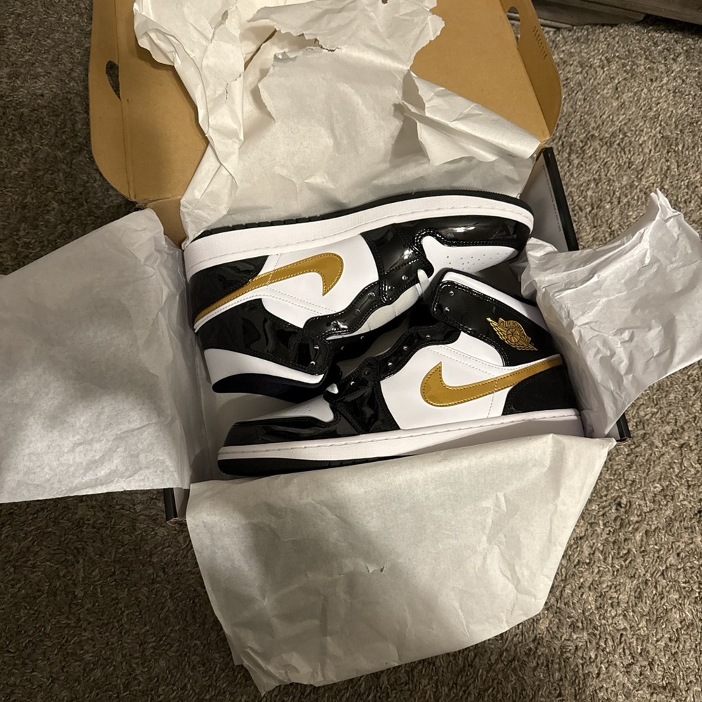 Jordan Air Mid SE in Black and Gold